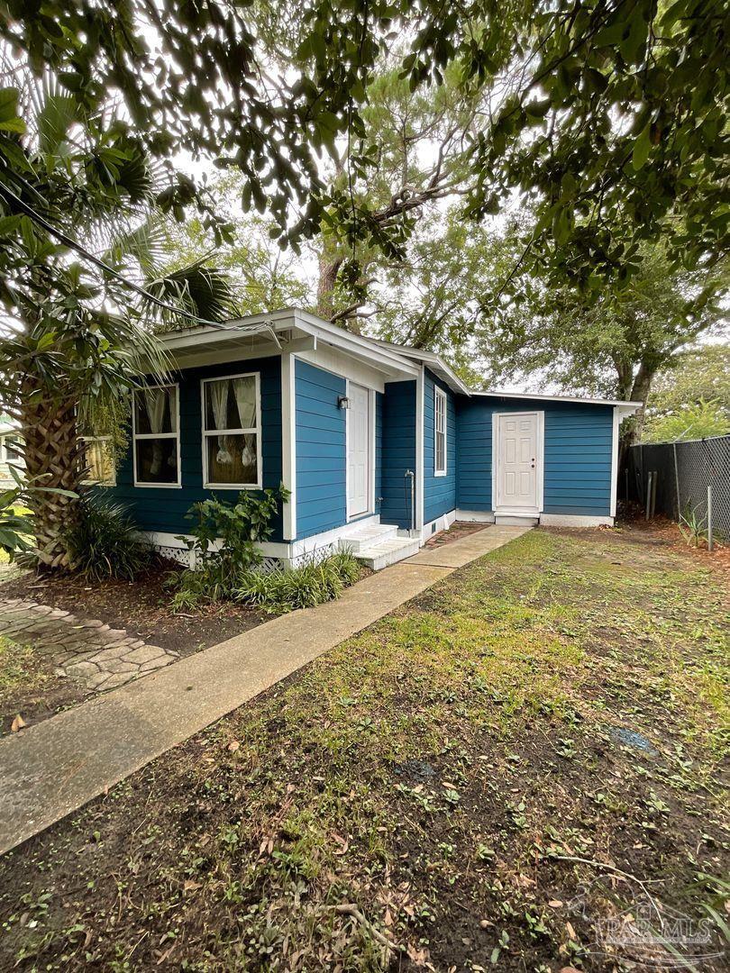 809 West Government Street Pensacola, FL 32502 - Photo 12 of 15 a front view of house with yard and trees around