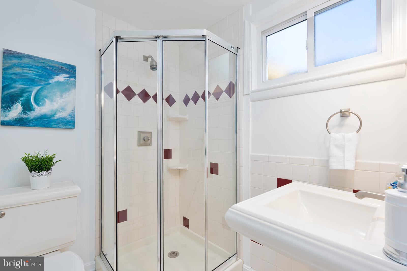 10313 Inwood Avenue Silver Spring, MD 20902 - Photo 25 of 33 Full bathroom in lower level