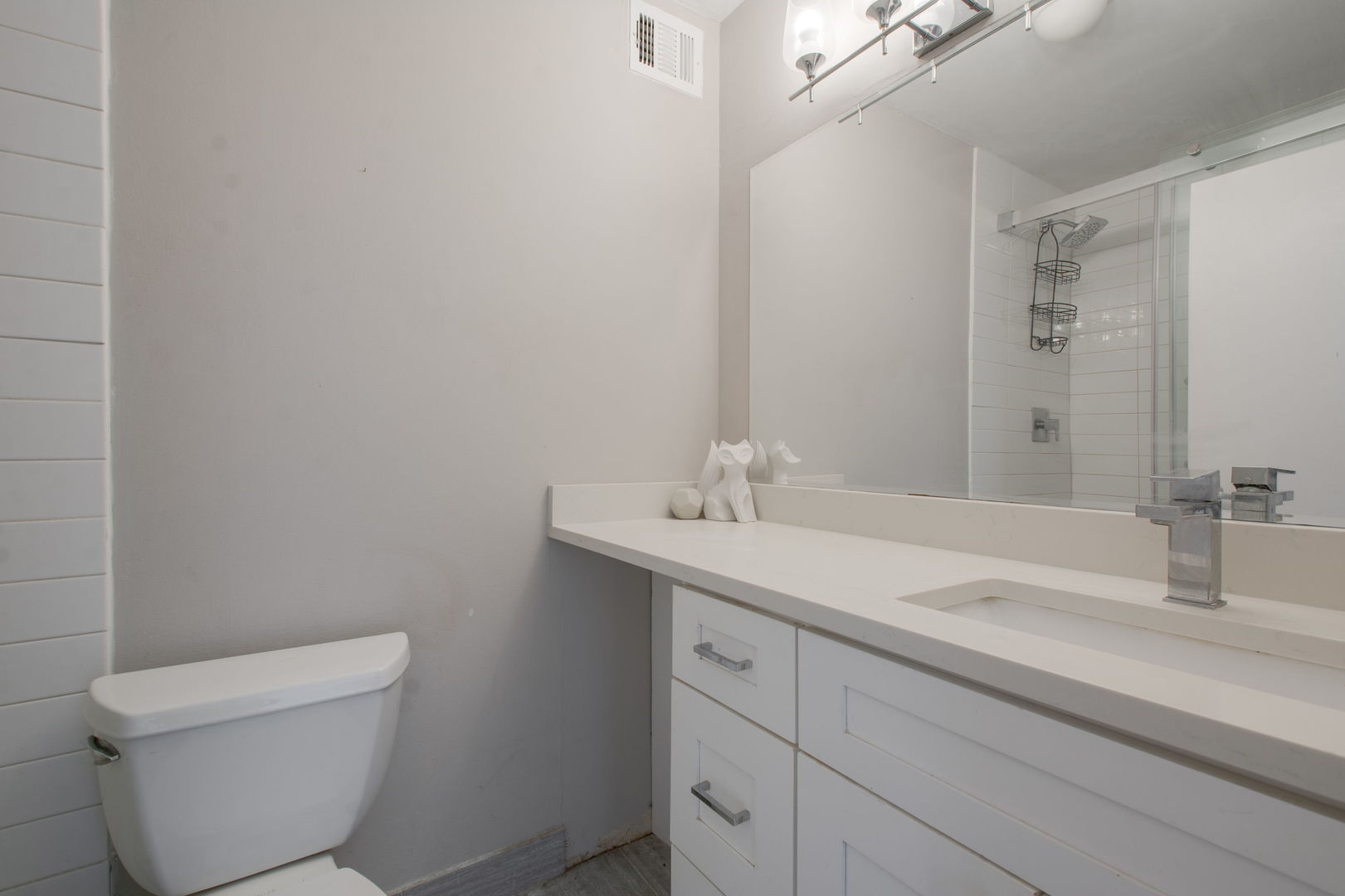 3930 North Pine Grove Avenue, Unit 1606 Chicago, IL 60613 - Photo 13 of 17 a bathroom with a toilet sink and mirror
