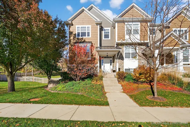 $890,000 | 166 3rd Avenue, Fontana, WI 53125