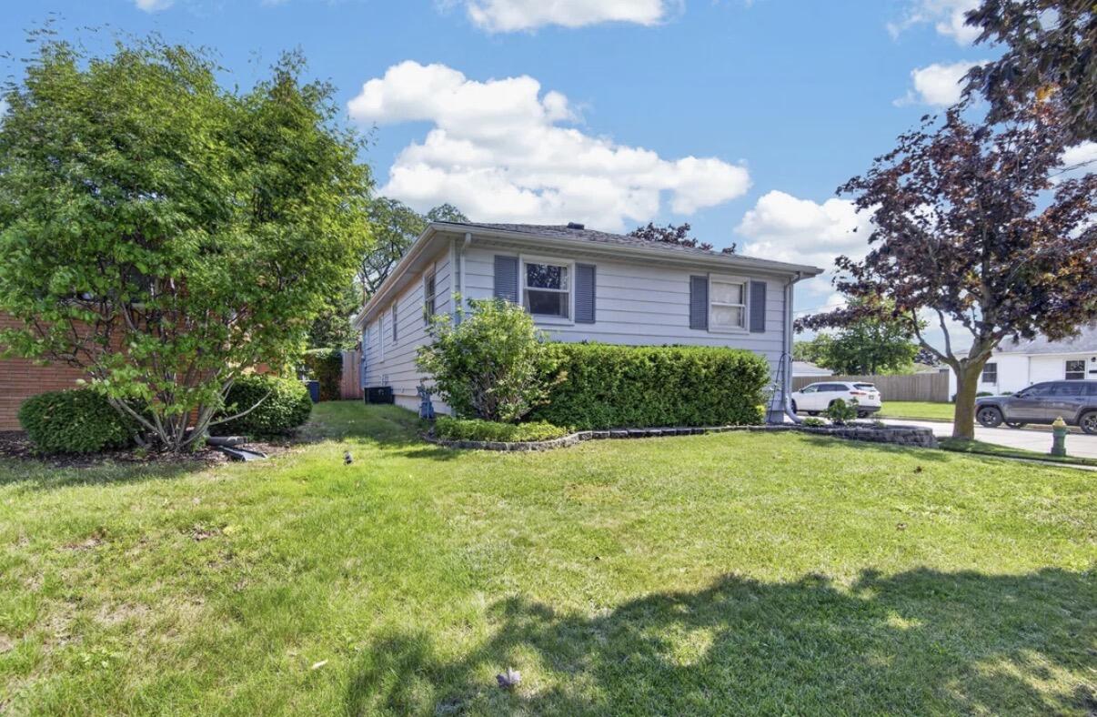 744 Shoreland Drive Racine, WI 53402 - Photo 6 of 35 IMG_0189