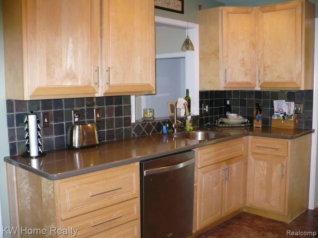 28315 Peppermill Road Farmington, MI 48331 - Photo 8 of 20 034.jpg