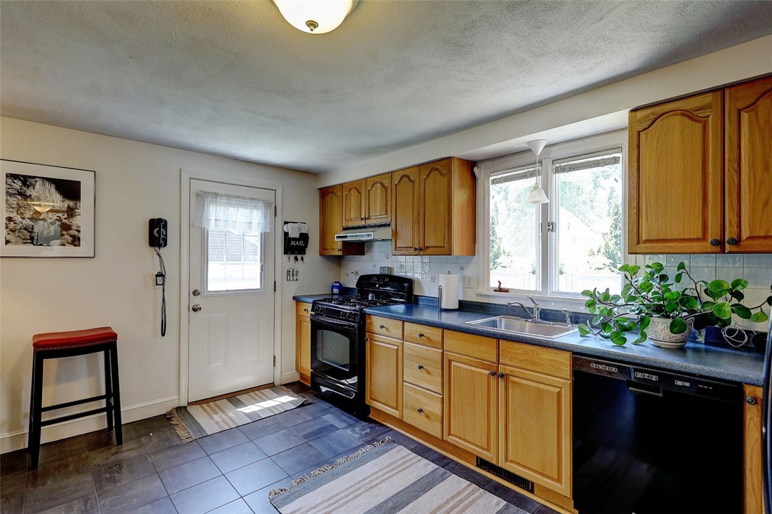31 Anthony Road Barrington, RI 02806 - Photo 6 of 23 Gallery Image 6