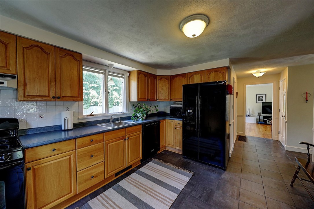 31 Anthony Road Barrington, RI 02806 - Photo 8 of 23 Gallery Image 8