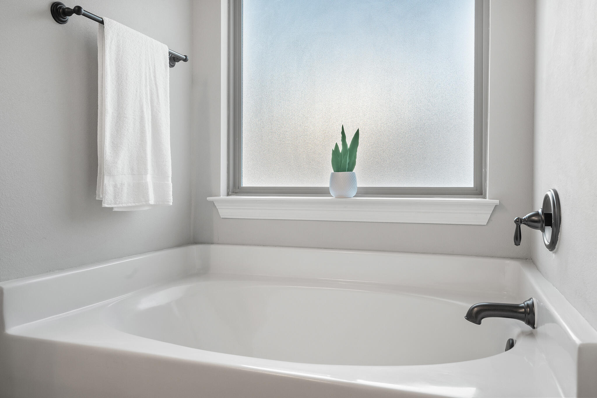 399 Old Ferry Road Santa Rosa Beach, FL 32459 - Photo 31 of 51 a bathroom with a tub and a window