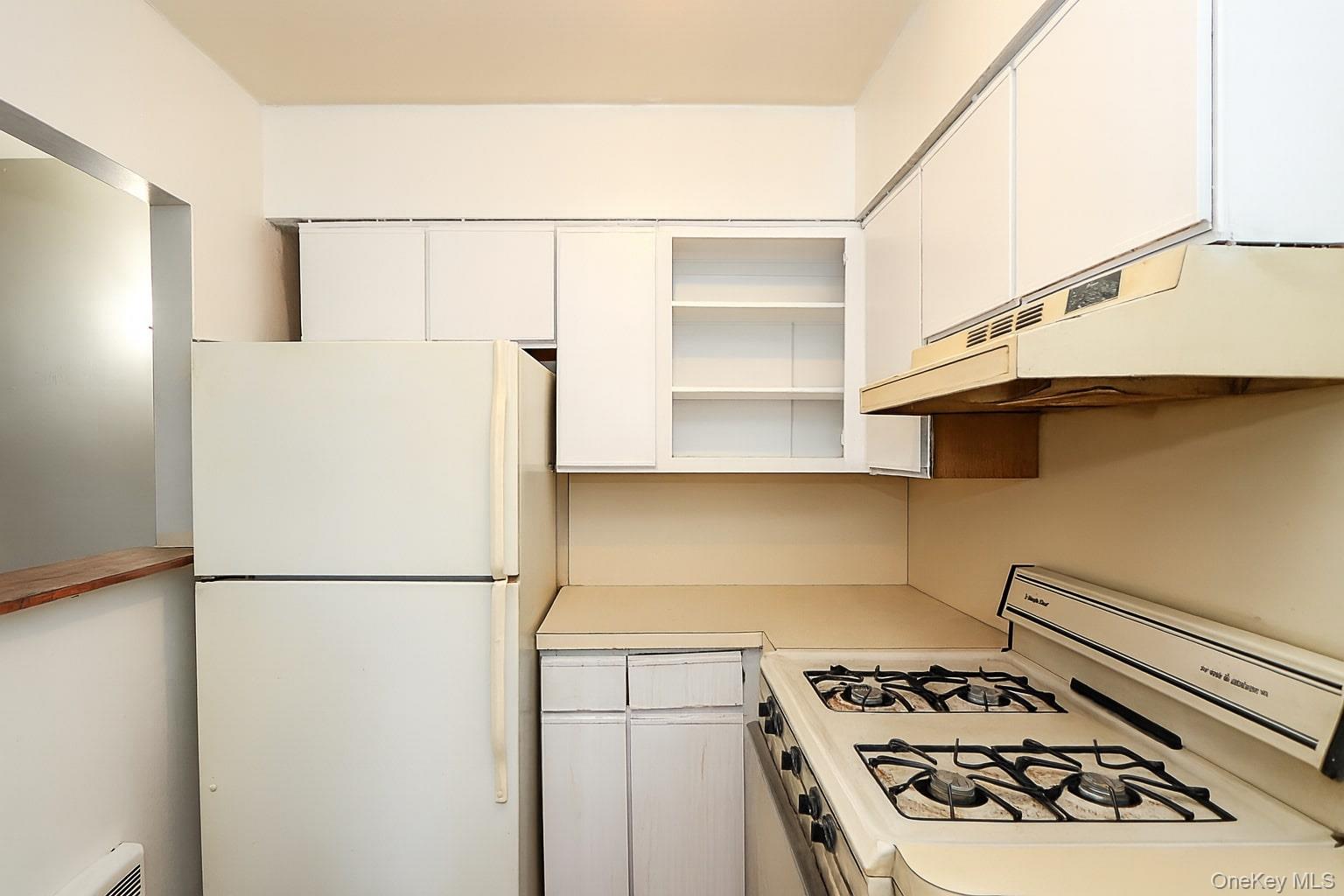 10 Glen Keith Road, Unit U Glen Cove, NY 11542 - Photo 12 of 22 a kitchen with a stove and a refrigerator