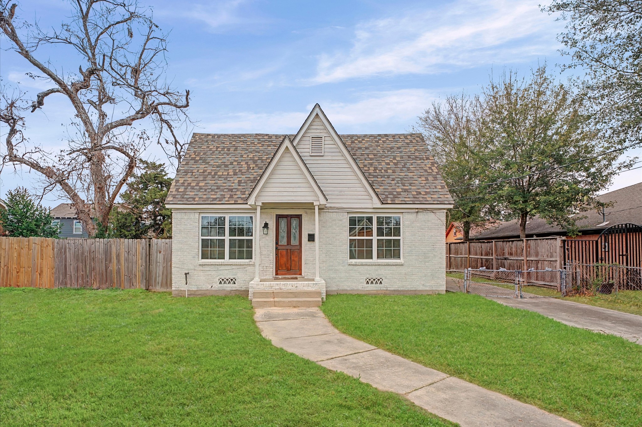 a view of a house with a yard