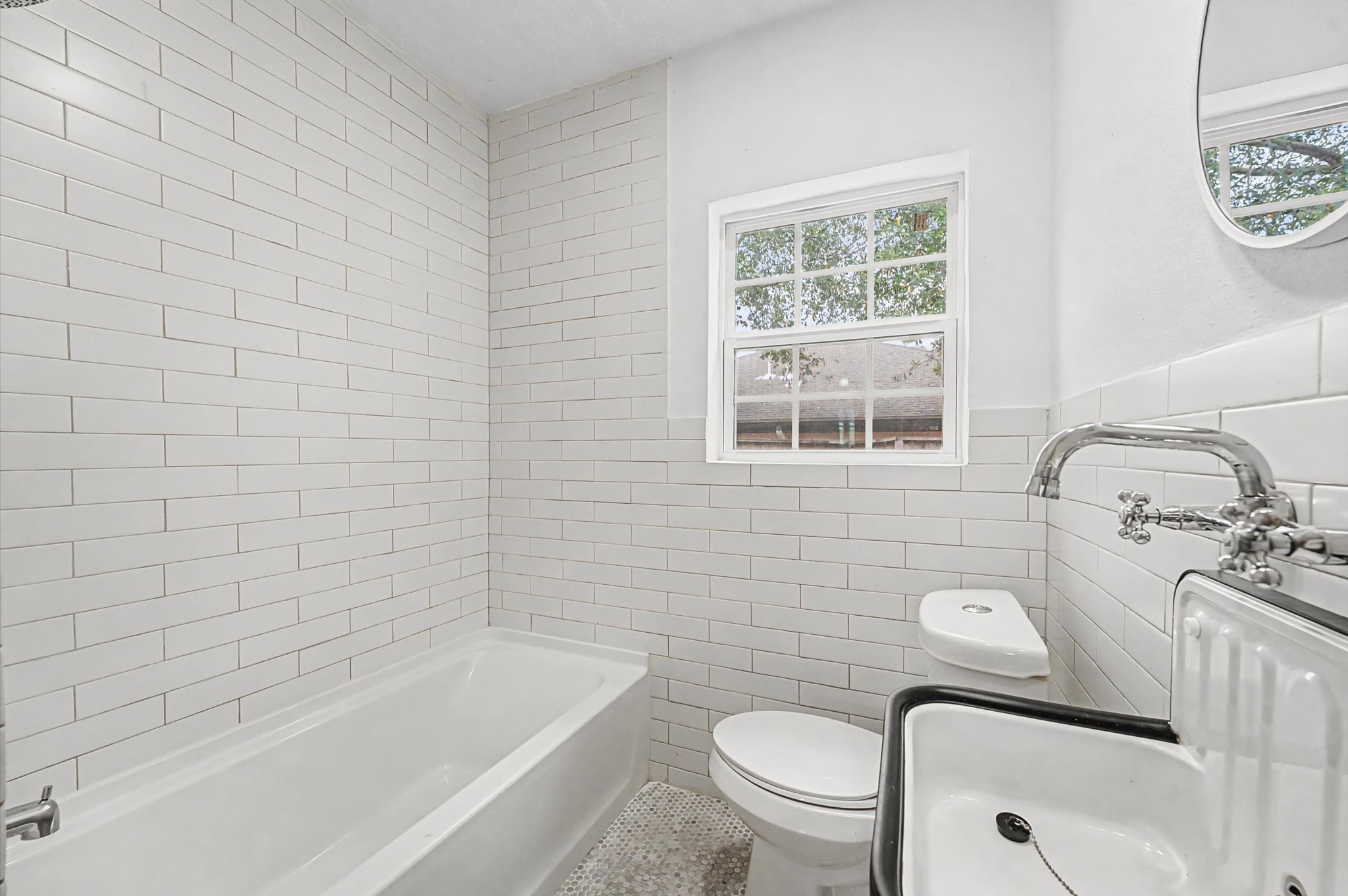 511 Joyce Street Houston, TX 77009 - Photo 15 of 17 a bathroom with a toilet a sink a mirror and bathtub