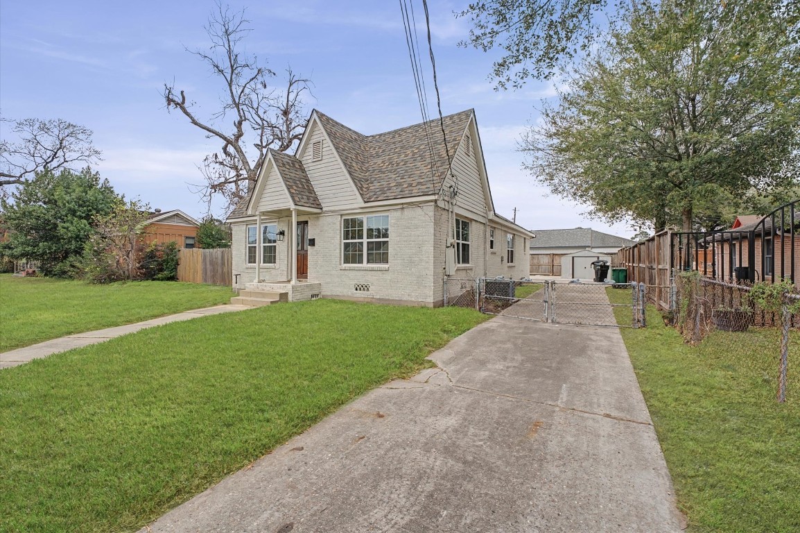 511 Joyce Street Houston, TX 77009 - Photo 2 of 17 a front view of house with yard and green space
