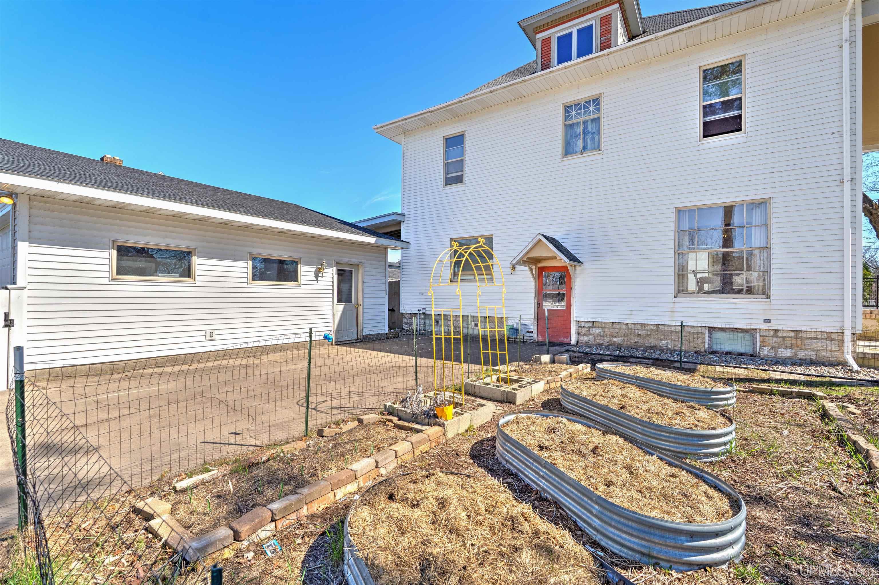 705 South 10th Street Escanaba, MI 49829 - Photo 4 of 45