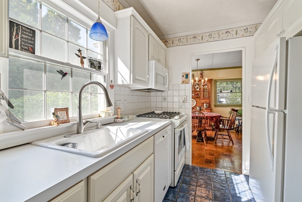 139 Burbank Road Longmeadow, MA 01106 - Photo 8 of 41