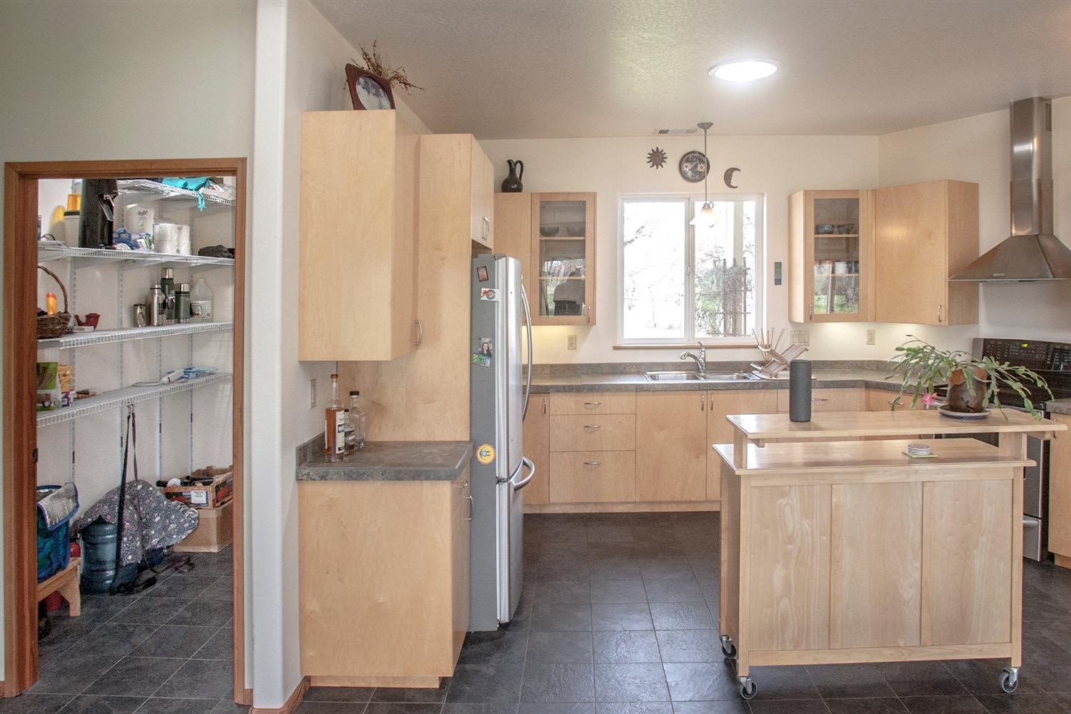 4727 Dodge Road White City, OR 97503 - Photo 12 of 25 More storage on left