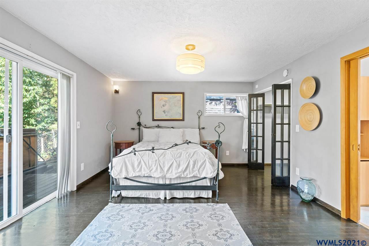 5533 Southwest Vermont Street Portland, OR 97219 - Photo 11 of 30