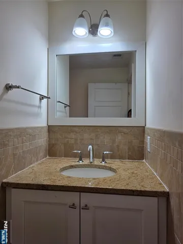 $5,200 | 25 East Edsall Avenue, Unit A, Palisades Park, NJ 07650