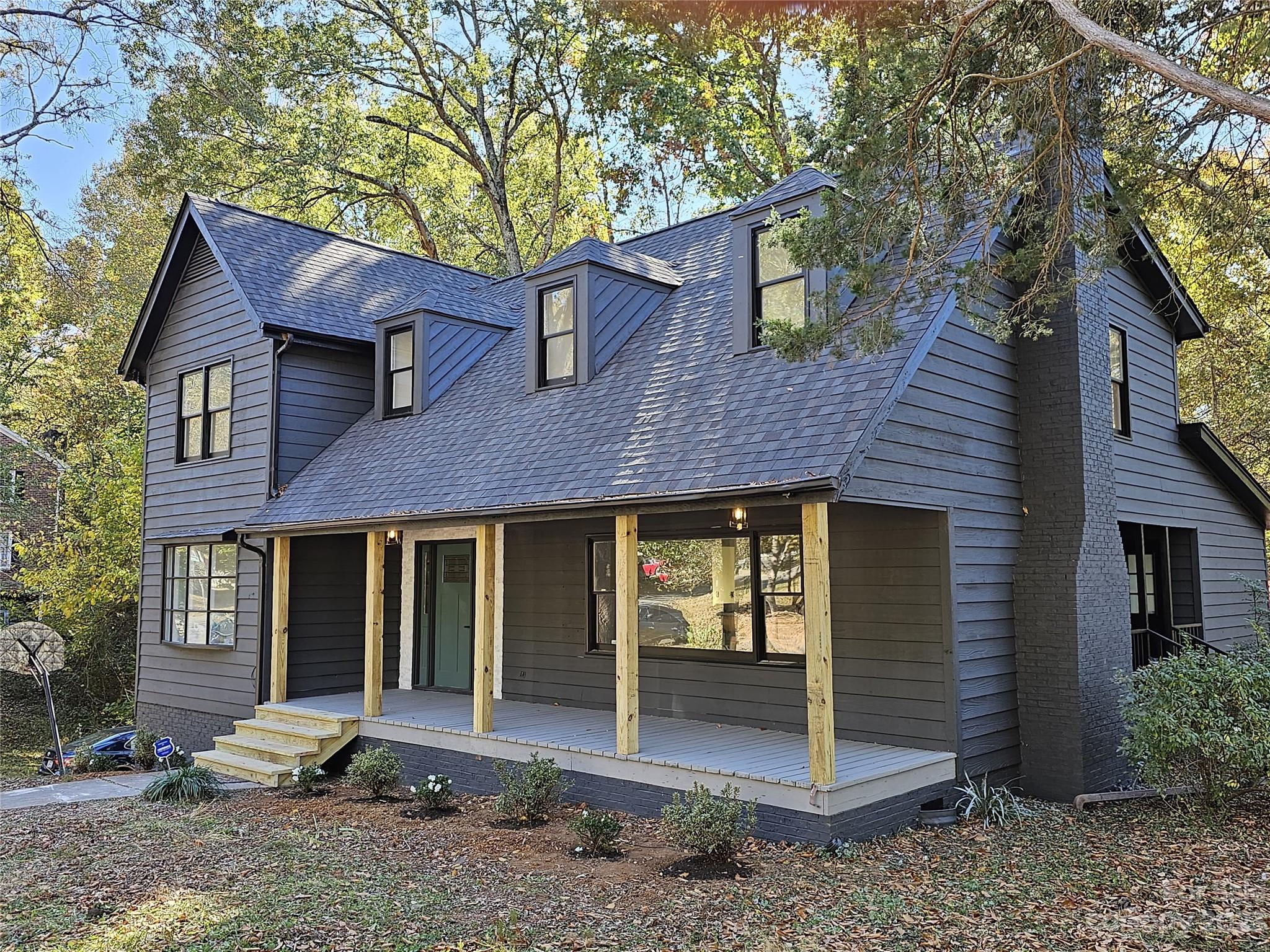 7201 Leaves Lane Charlotte, NC 28213 - Photo 2 of 29 a front view of a house with garden