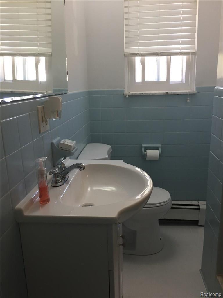 2760 Clarkston Road Lake Orion, MI 48362 - Photo 12 of 23 2nd. bathroom
