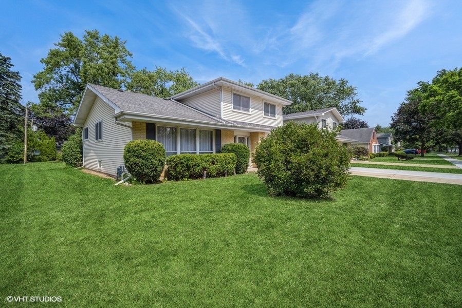 1922 Hopi Lane Mount Prospect, IL 60056 - Photo 1 of 18