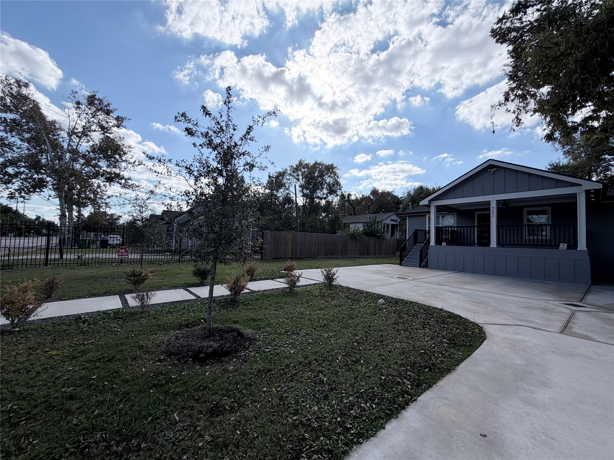 4501 Hirsch Road Houston, TX 77026 - Photo 6 of 30 a view of a house with backyard and garden
