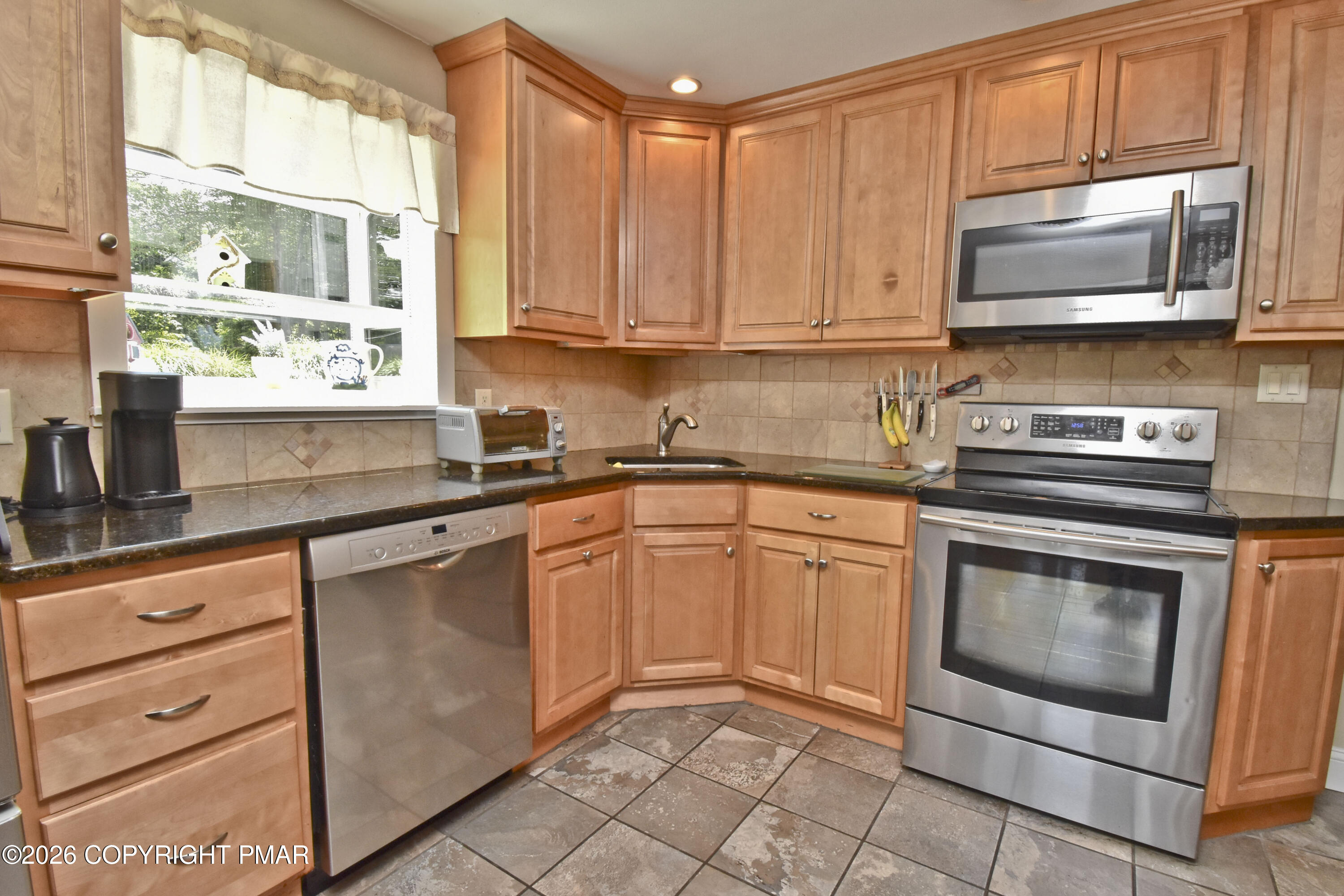 7515 Old Coach Road Stroudsburg, PA 18360 - Photo 14 of 59 5 Kitchen (4)