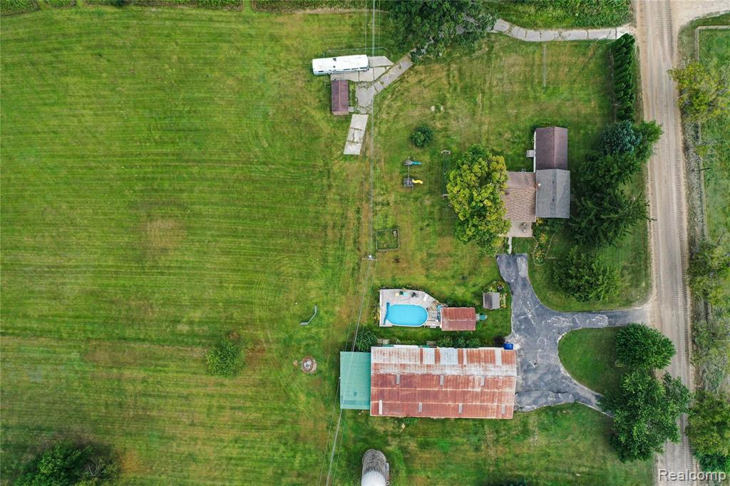 8280 Farley Road Pinckney, MI 48169 - Photo 4 of 39