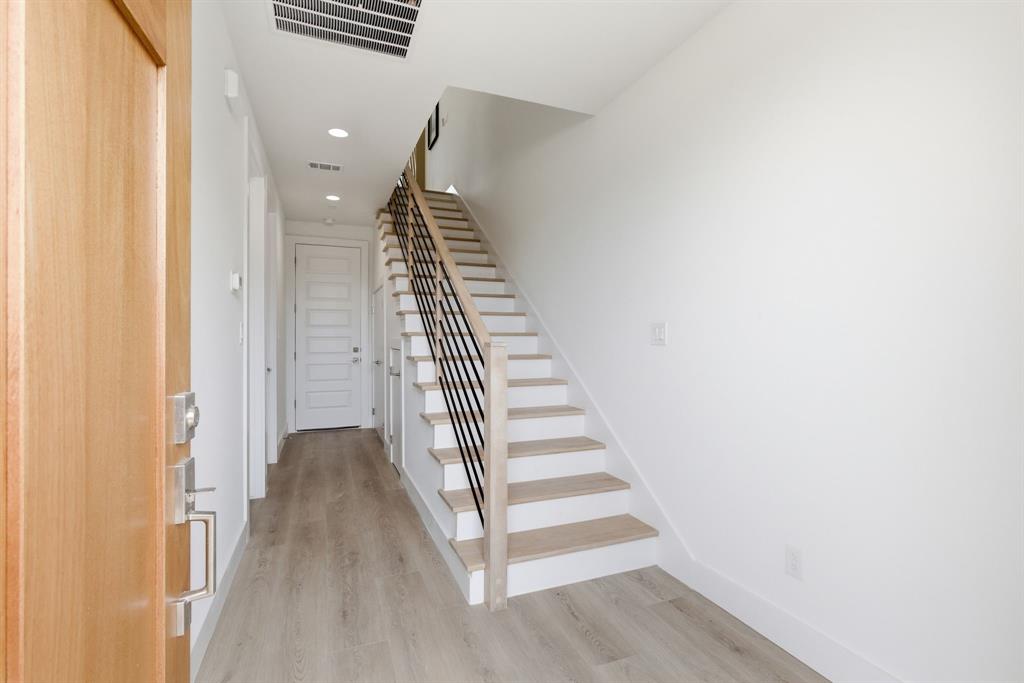 2925 Spruce Valley Lane, Unit 403 Dallas, TX 75233 - Photo 7 of 36 Vestibule