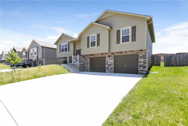 $2,405 | 1405 Northwest High View Drive, Grain Valley, MO 64029