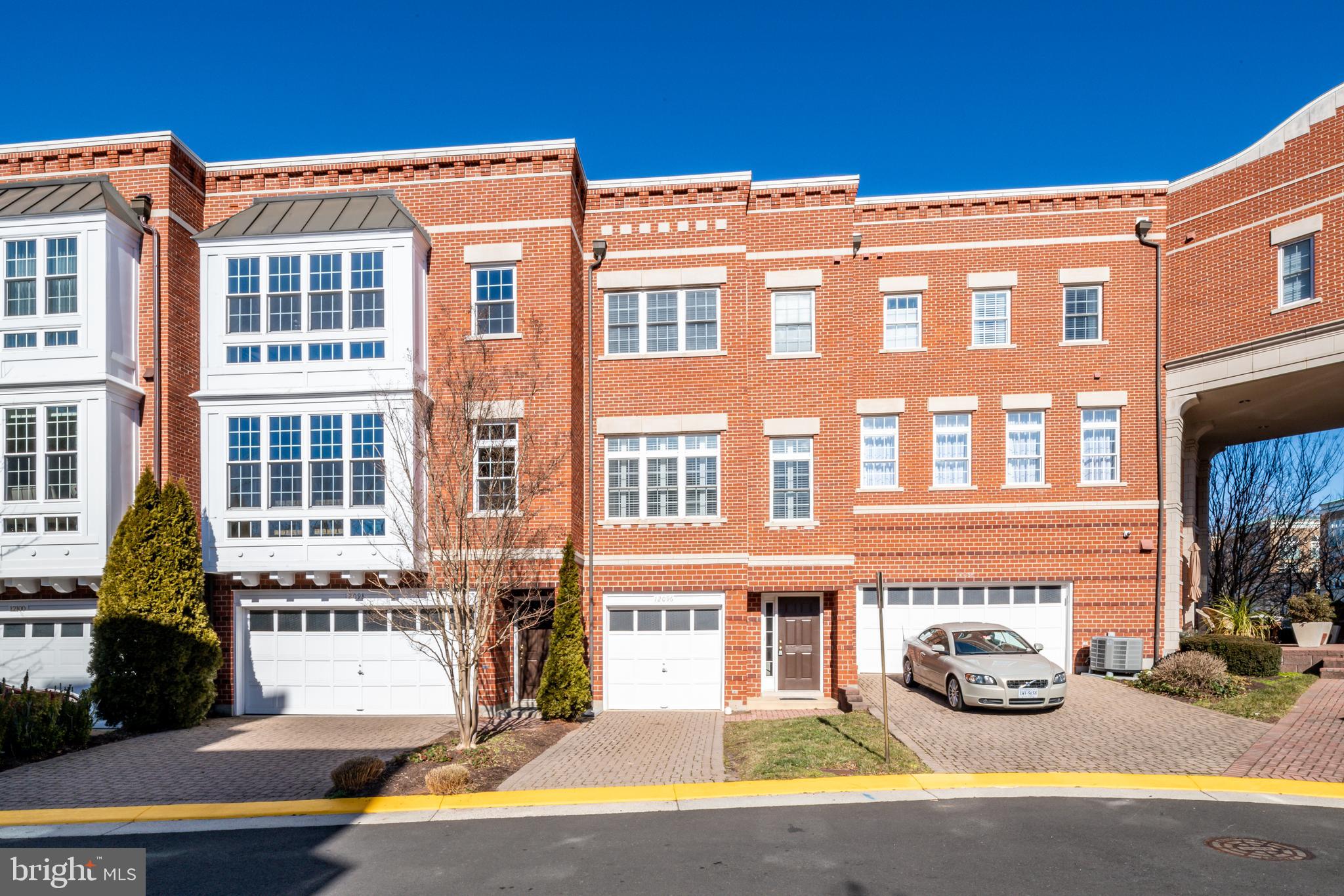 12096 Kinsley Place Reston, VA 20190 - Photo 2 of 28