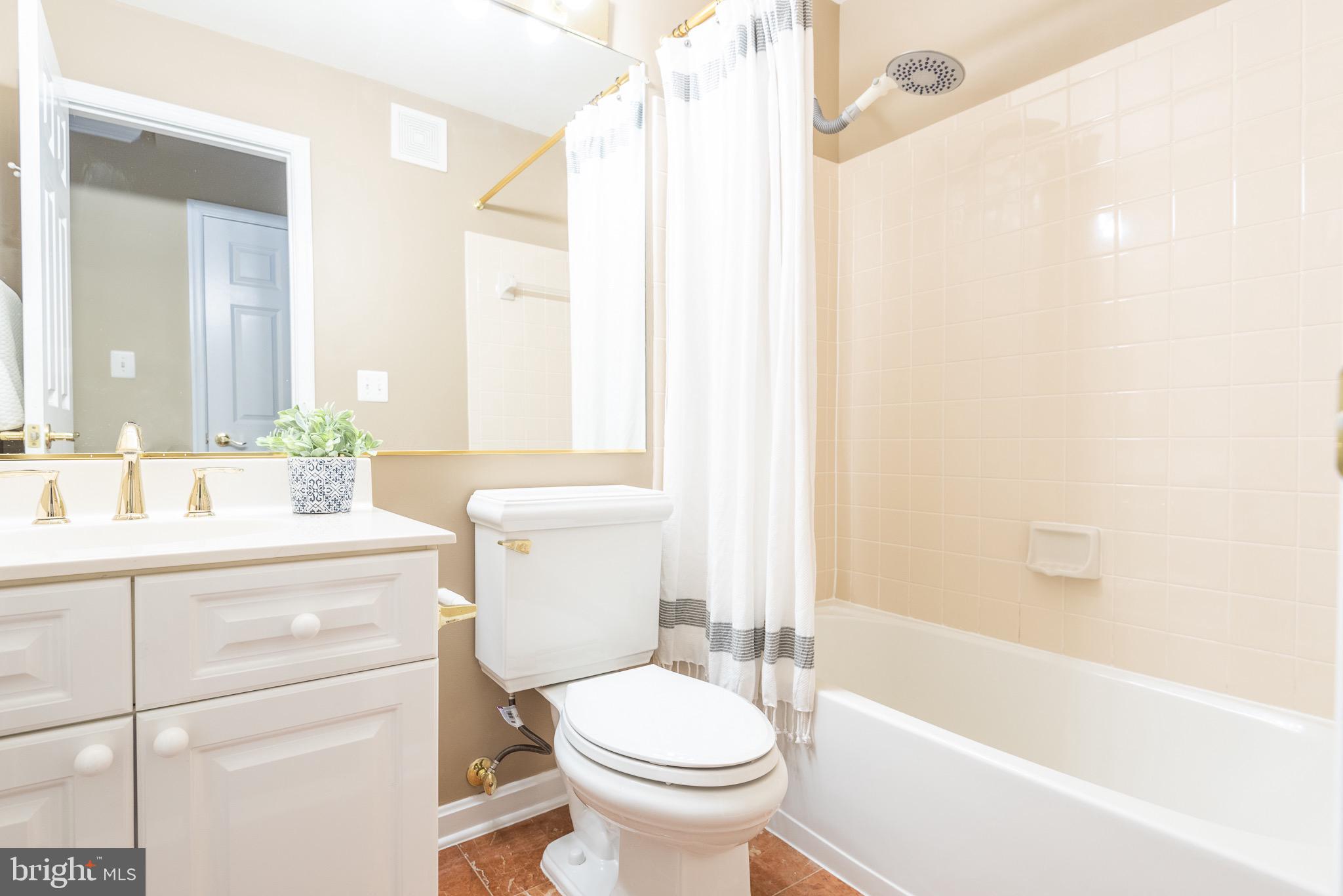 12096 Kinsley Place Reston, VA 20190 - Photo 7 of 28 First floor full bath