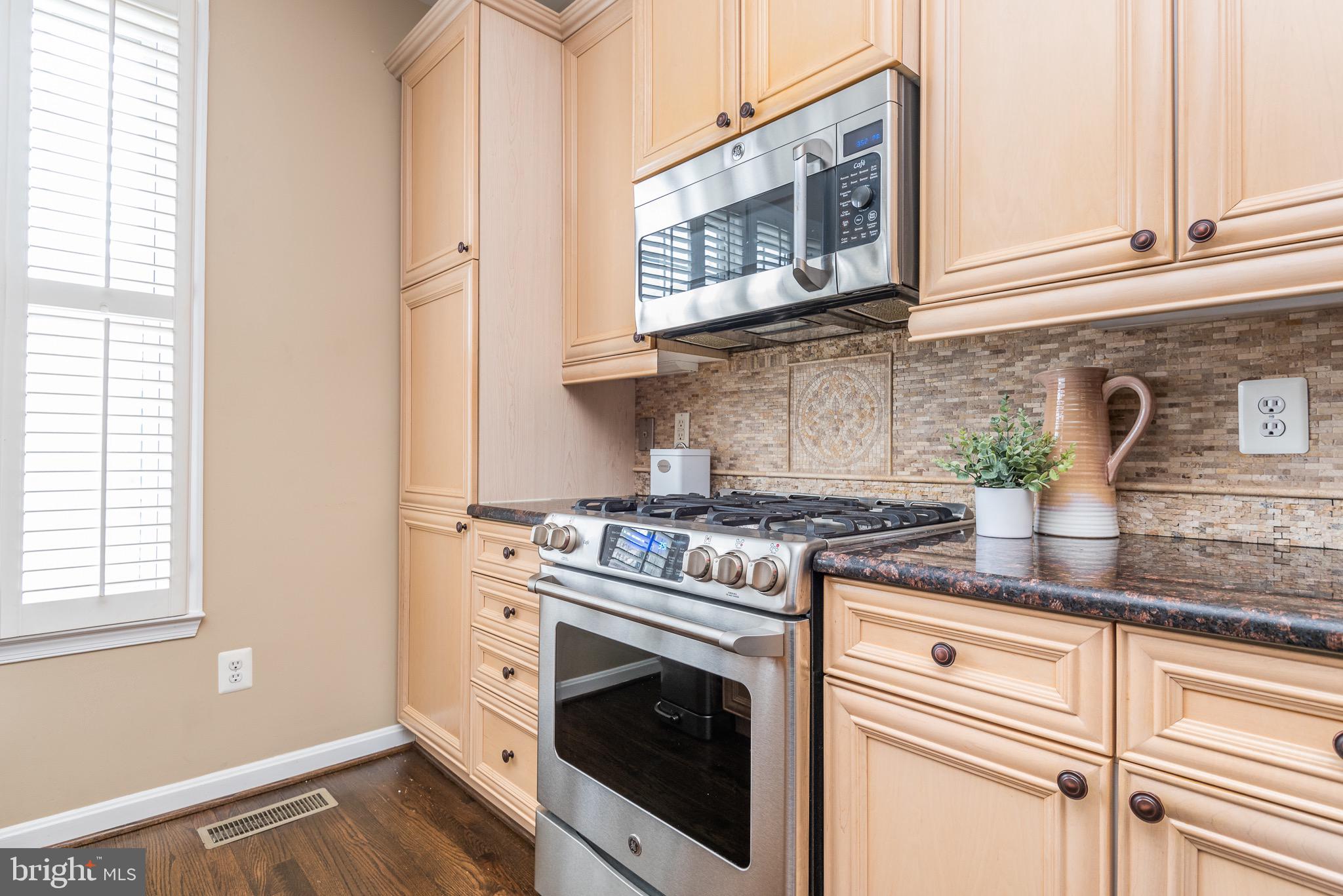 12096 Kinsley Place Reston, VA 20190 - Photo 9 of 28 Stainless steel appliances