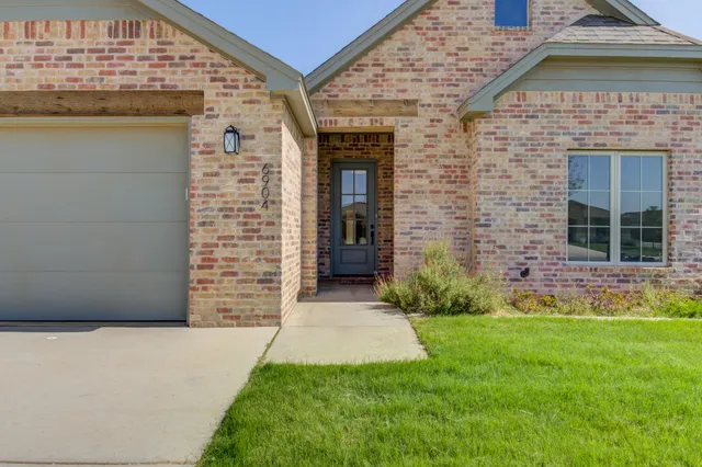 a view of an entrance of the house