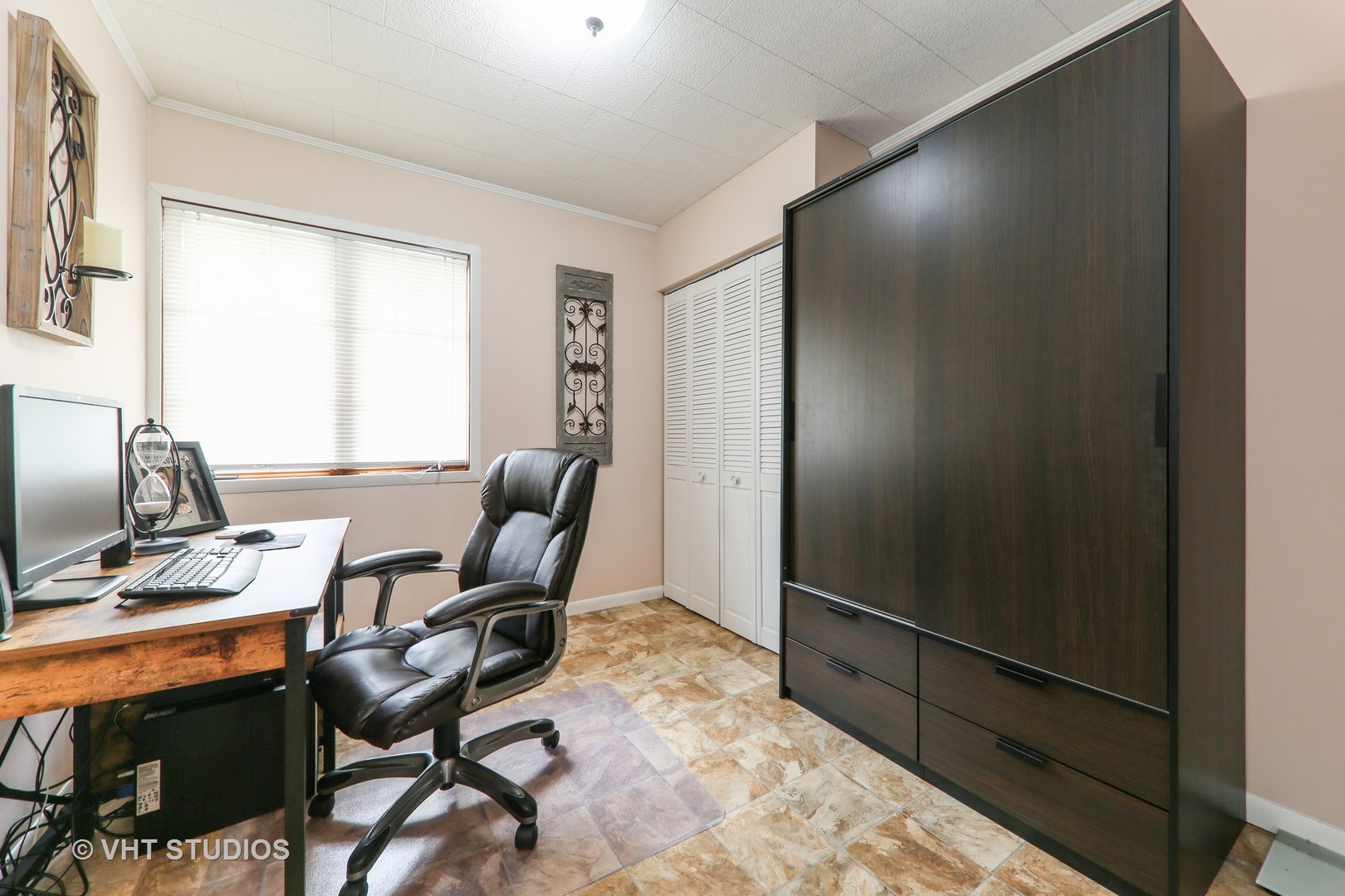 883 South York Street Elmhurst, IL 60126 - Photo 9 of 12 a workspace with furniture and a window