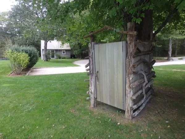 a view of a house with backyard and garden