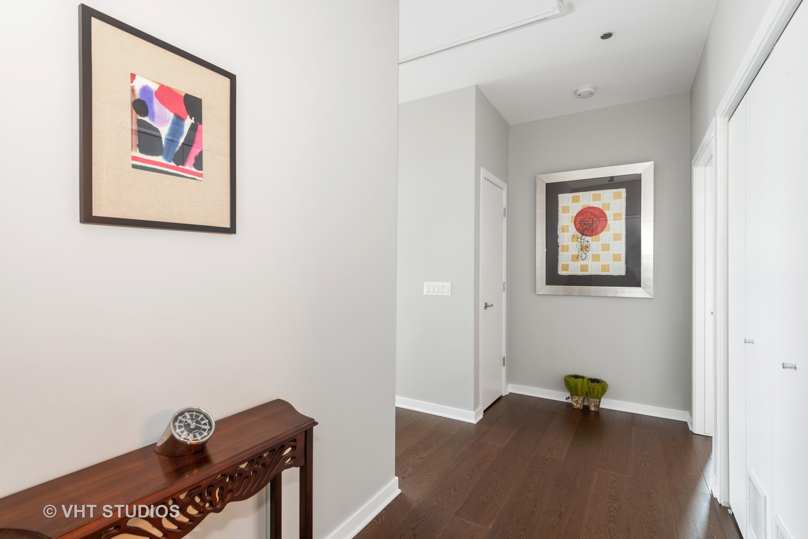 860 West Blackhawk Street, Unit 2803 Chicago, IL 60642 - Photo 3 of 17 a view of a hallway with workspace