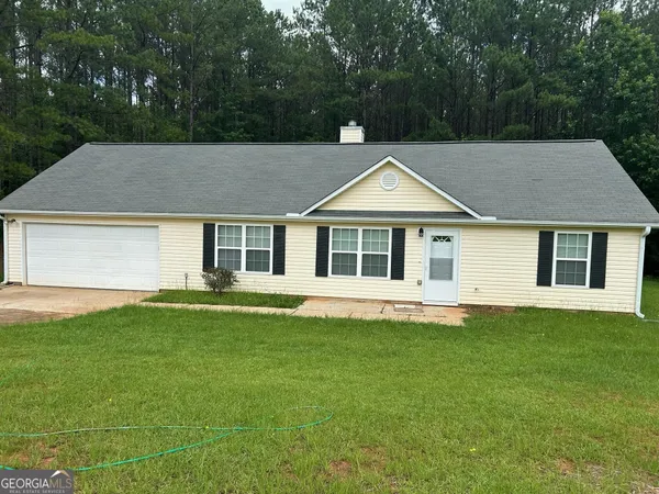 a view of a house with a backyard