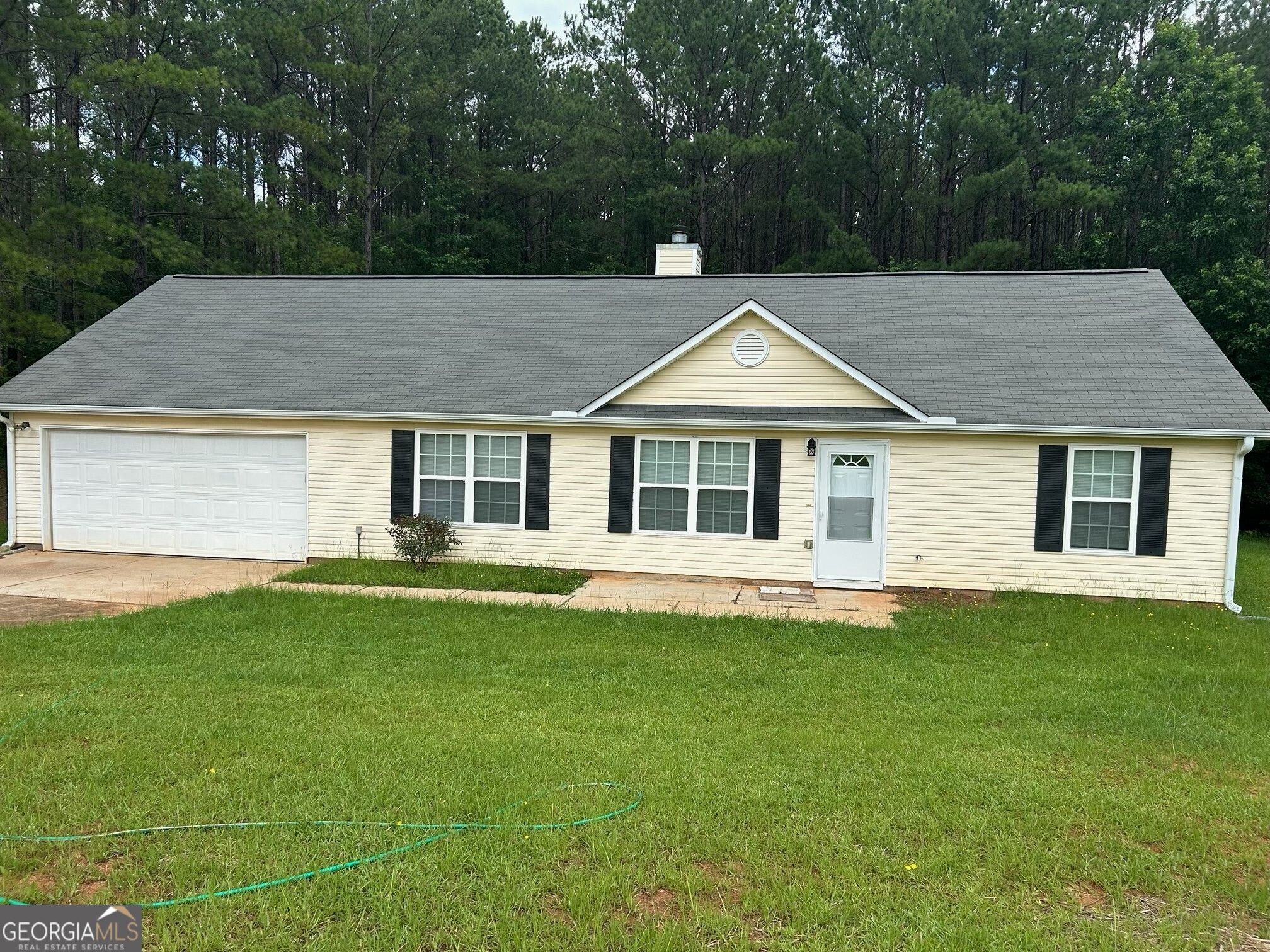 a view of a house with a backyard
