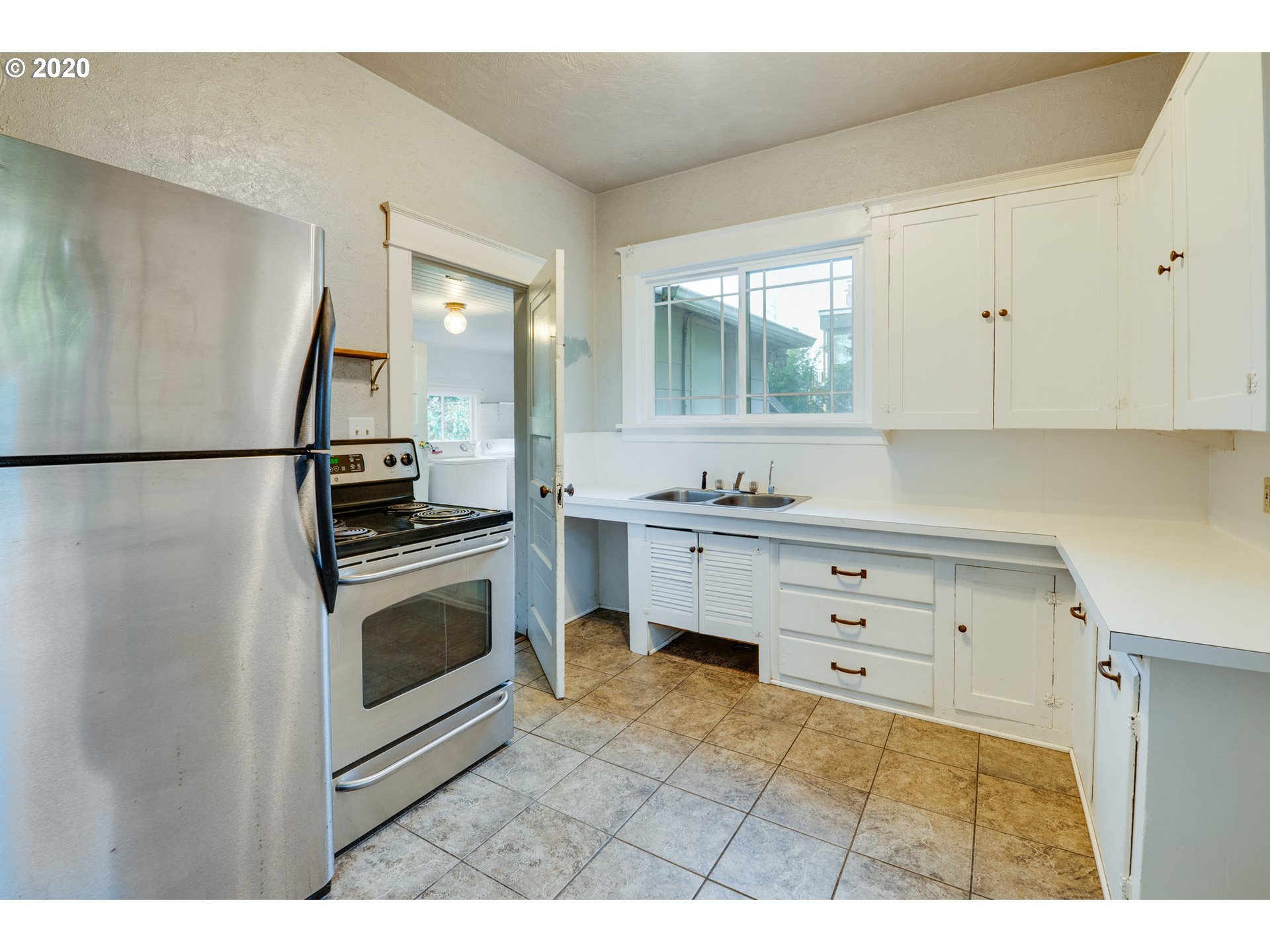 8827 Southeast Reedway Street Portland, OR 97266 - Photo 13 of 32 Gallery Image 13