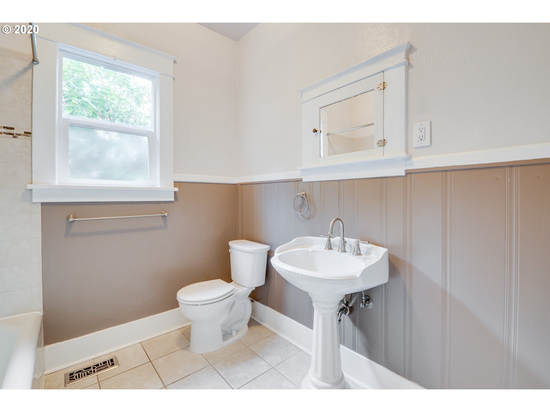 8827 Southeast Reedway Street Portland, OR 97266 - Photo 21 of 32 Gallery Image 21