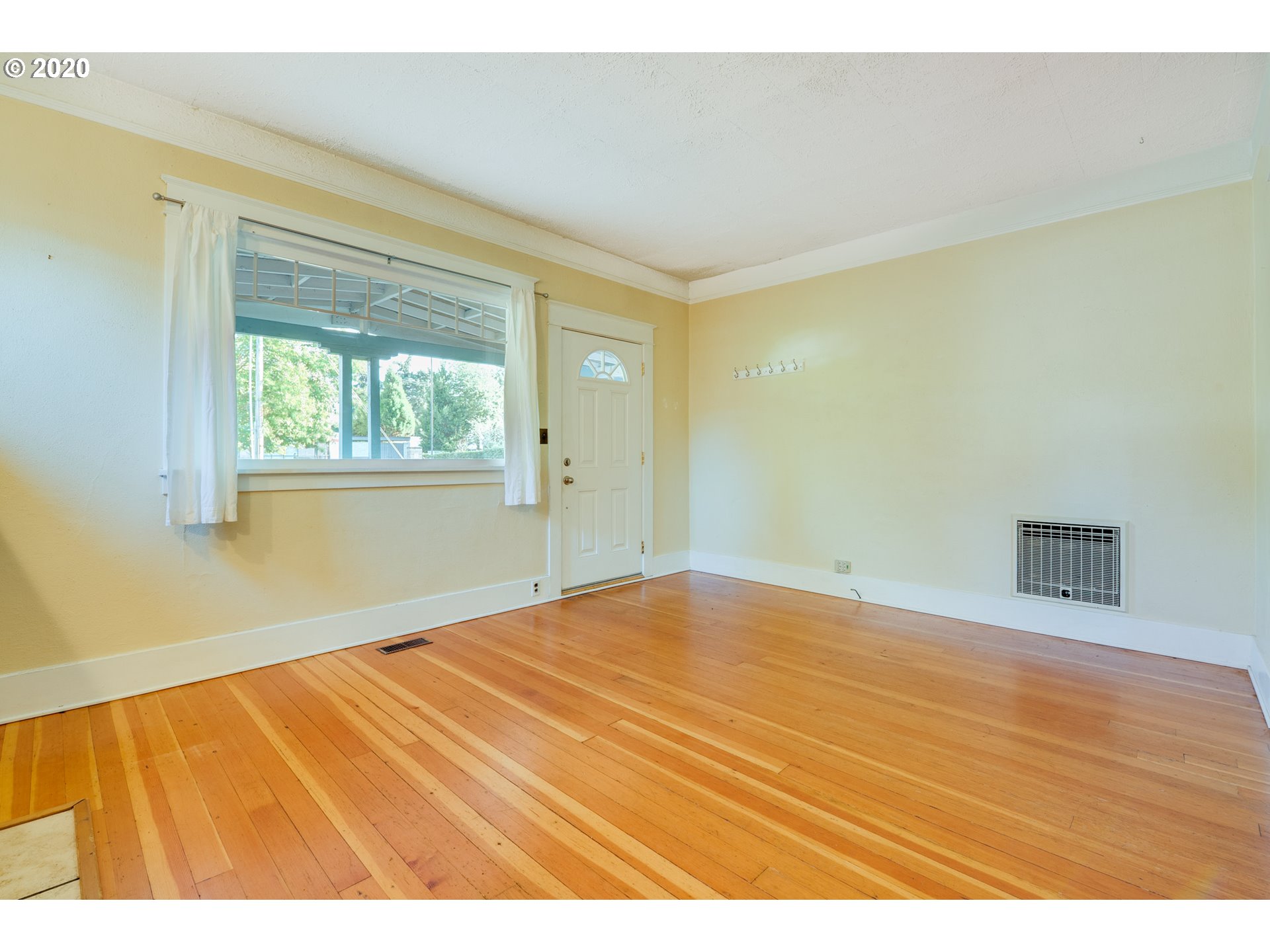 8827 Southeast Reedway Street Portland, OR 97266 - Photo 9 of 32 Gallery Image 9