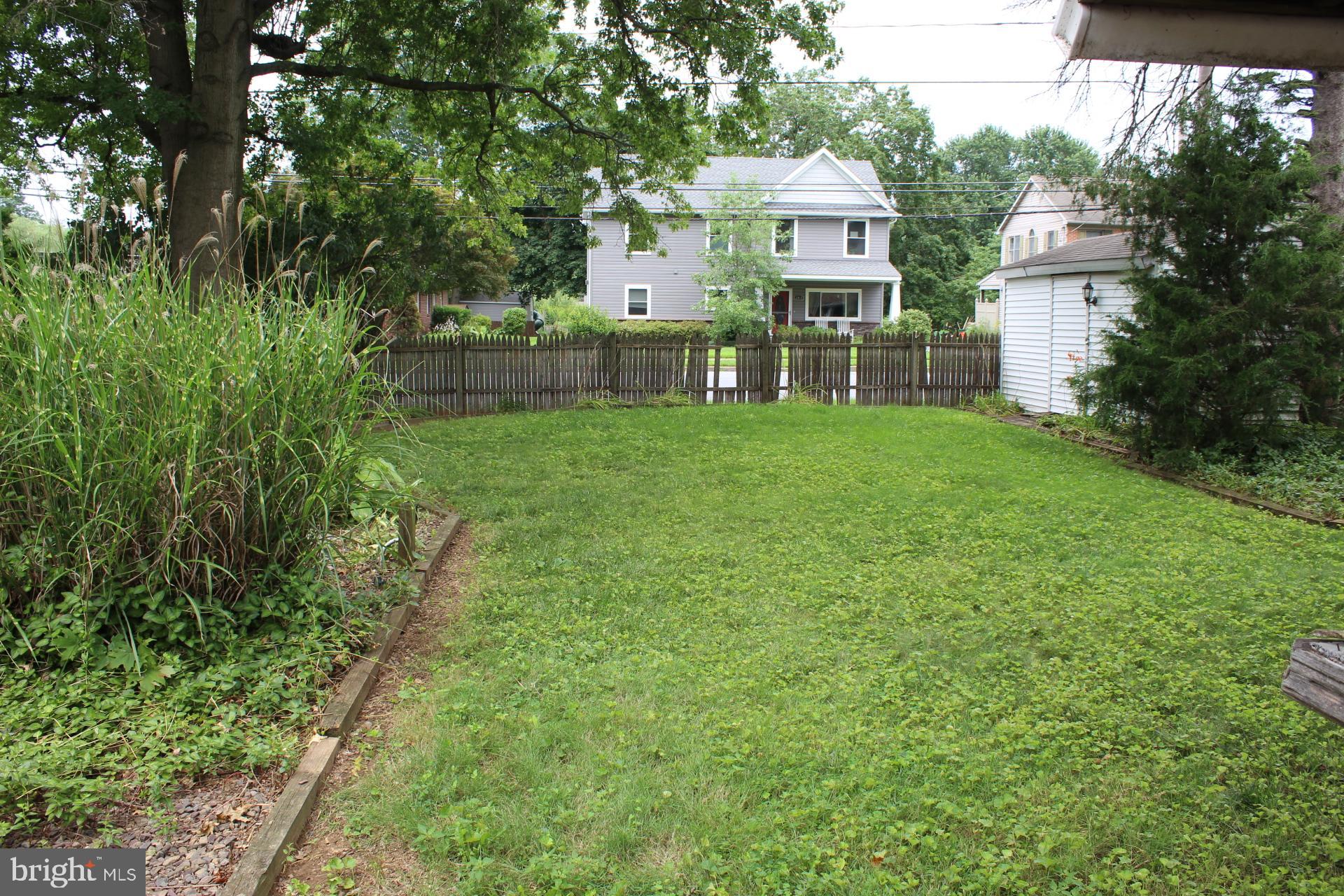 501 East New Street Lititz, PA 17543 - Photo 4 of 16 a front view of a house with garden