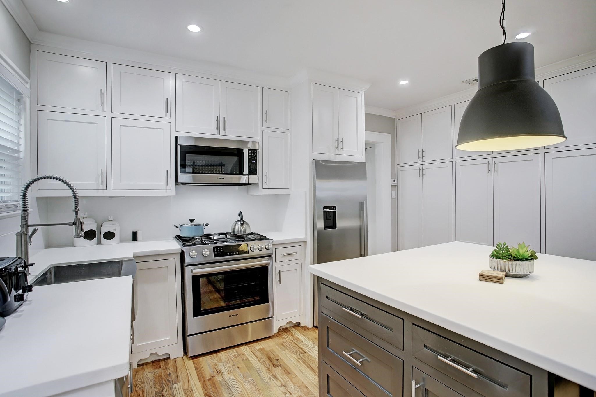 127 Payne Street Houston, TX 77009 - Photo 11 of 23 Cabinets to the ceiling gives great storage.