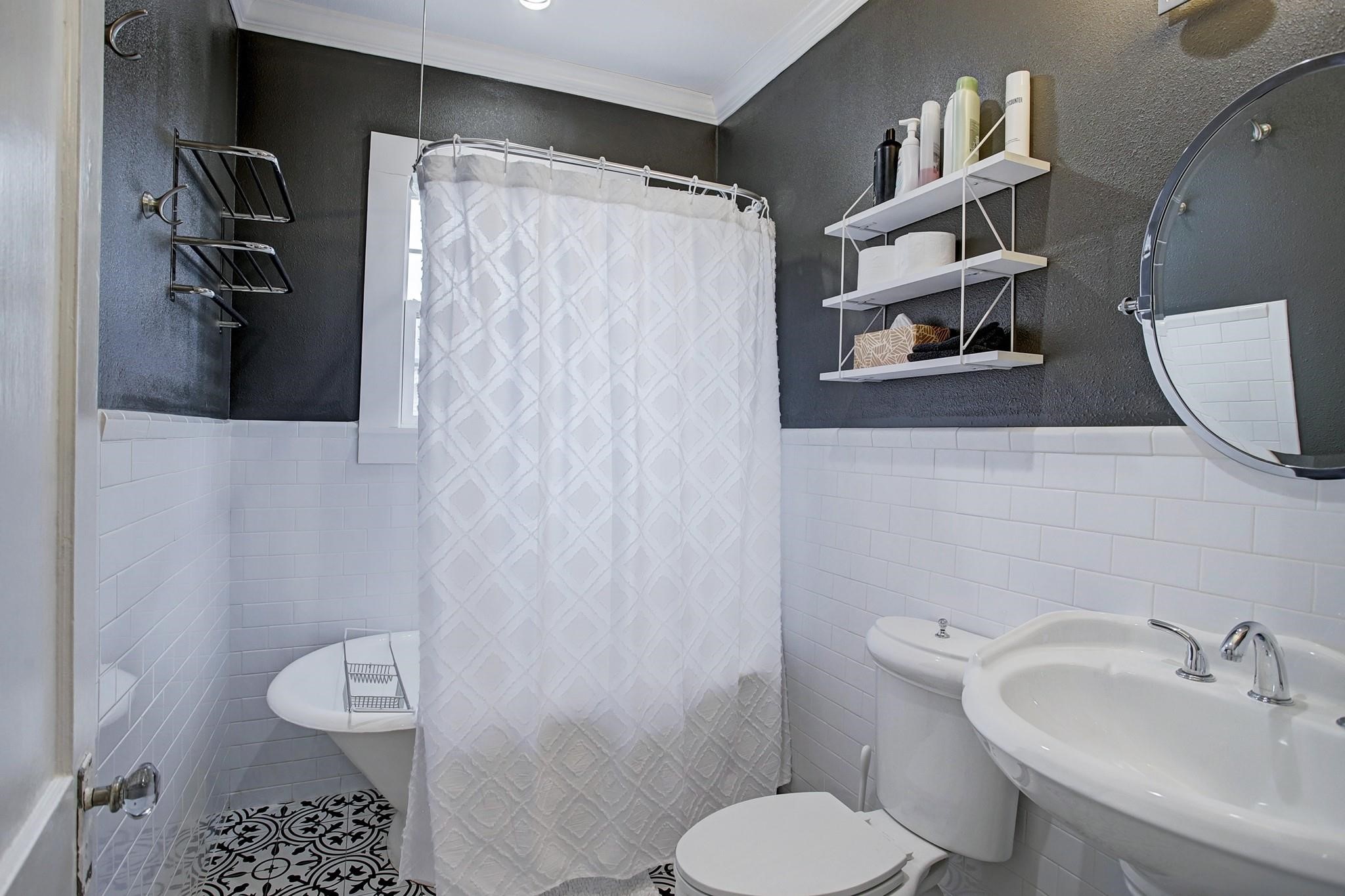 127 Payne Street Houston, TX 77009 - Photo 16 of 23 Super cute bath!