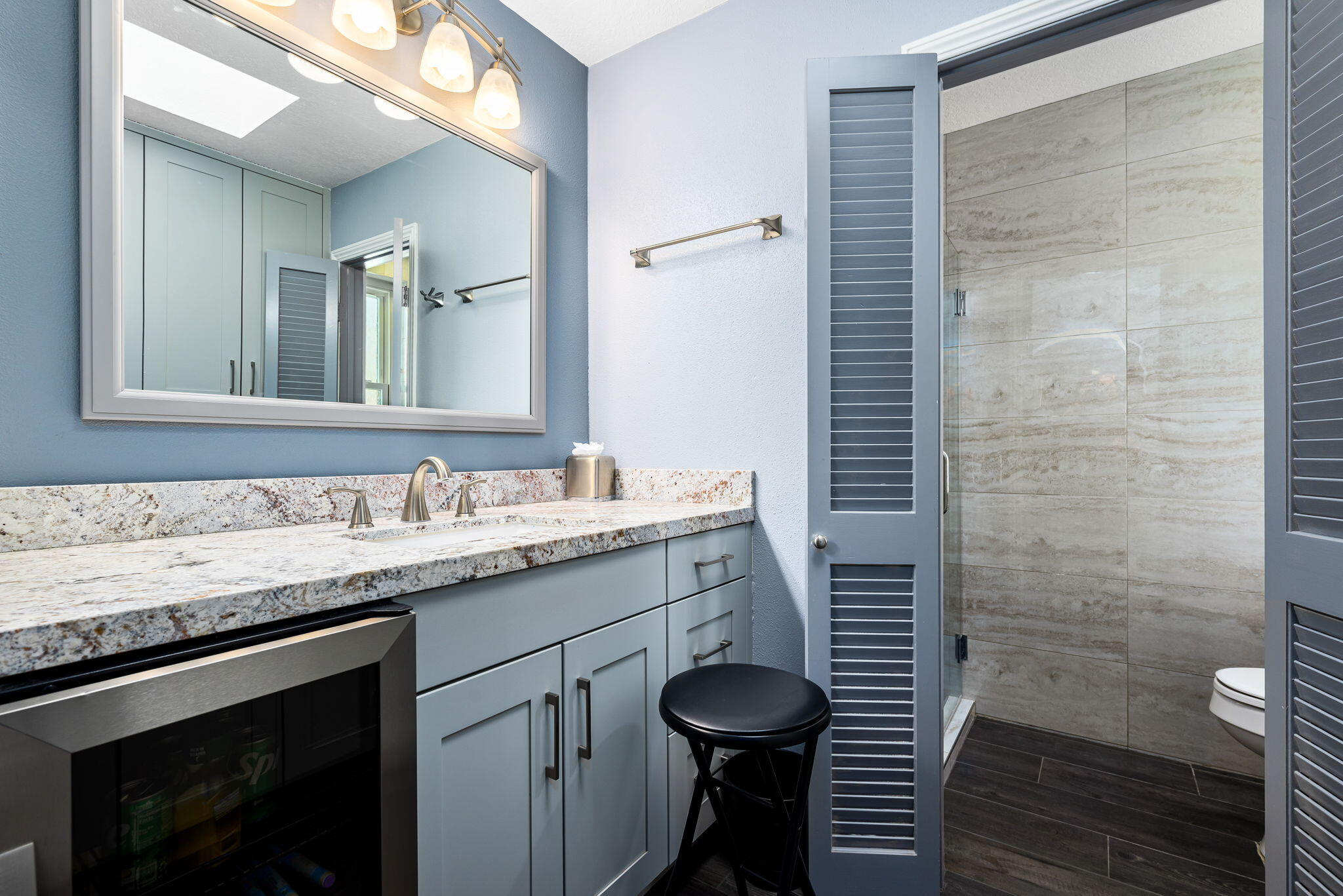 412 Rio Vista Drive Palm Springs, CA 92262 - Photo 29 of 45 a bathroom with a granite countertop sink toilet and shower