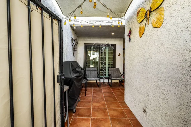 a view of entryway with a hall