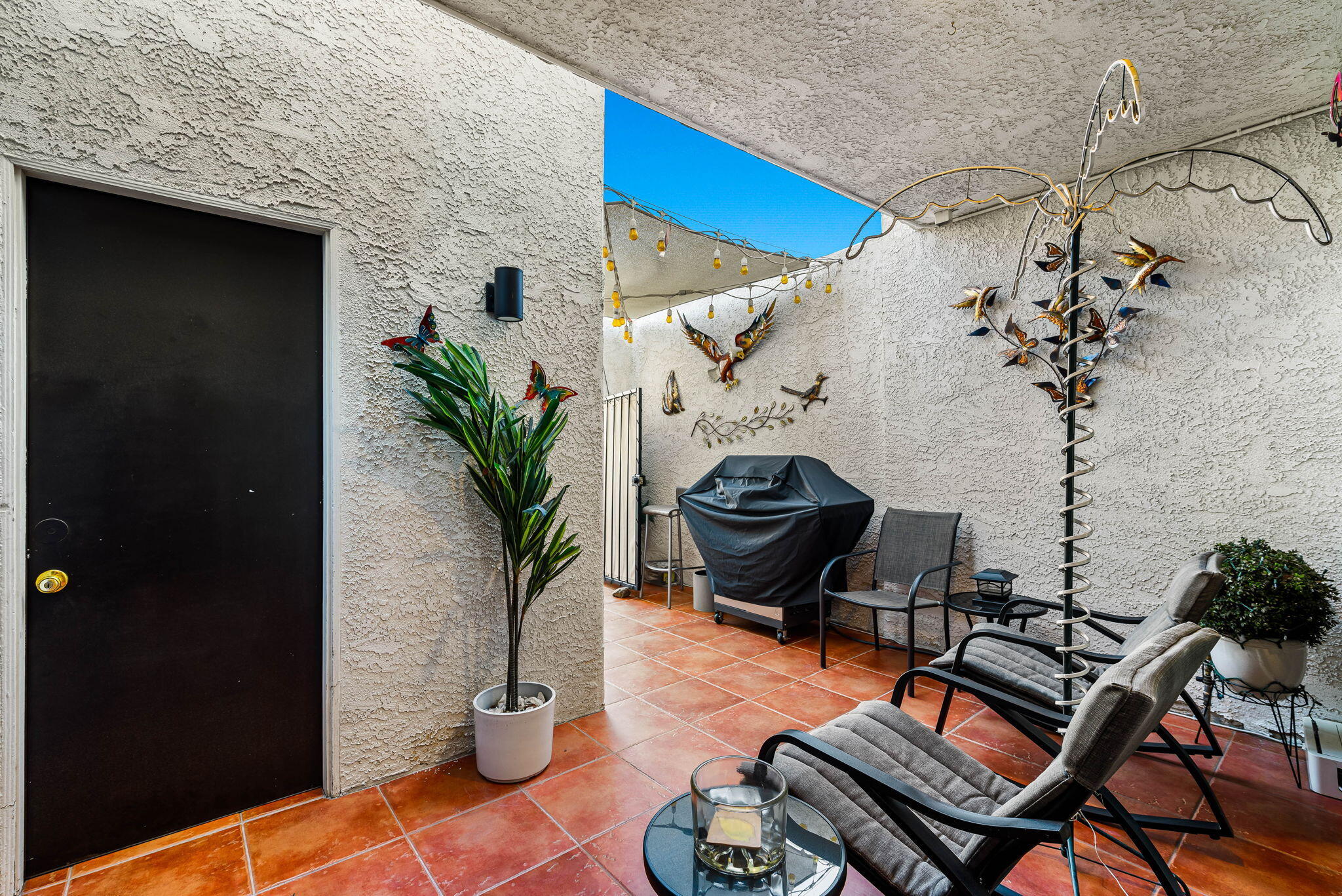 412 Rio Vista Drive Palm Springs, CA 92262 - Photo 9 of 45 a living room with furniture