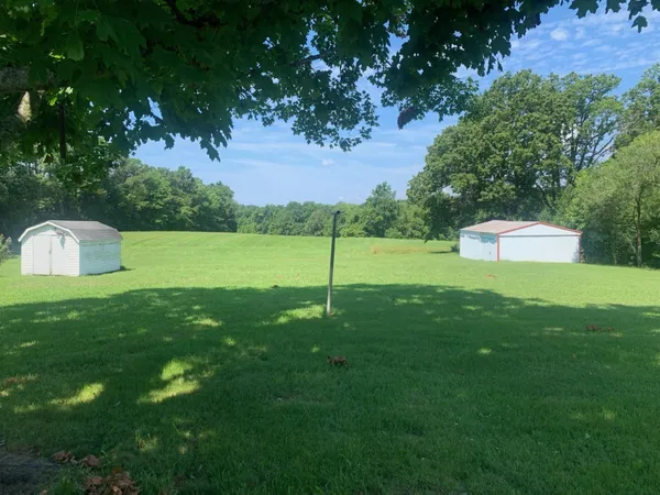 a view of a back yard
