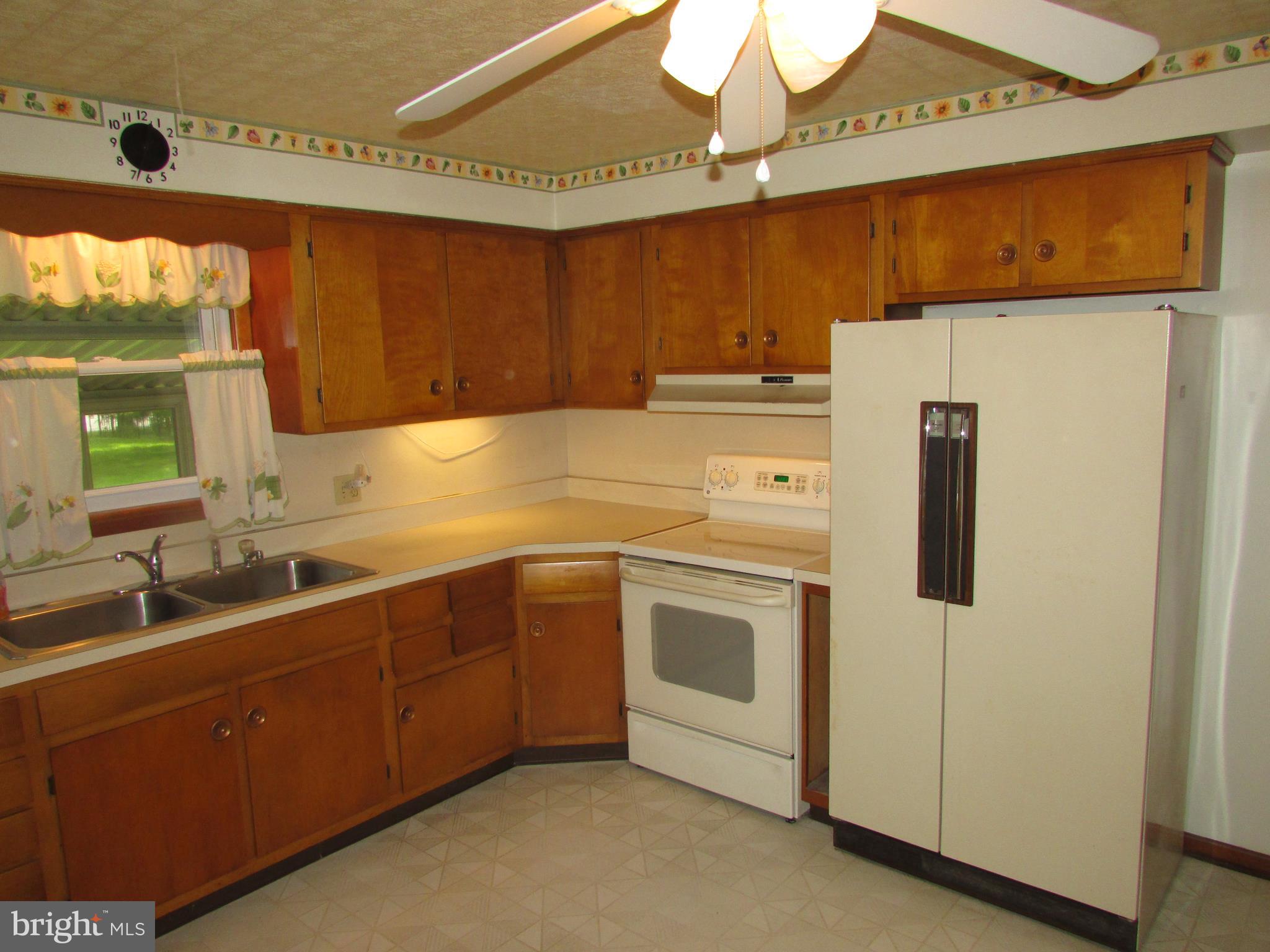 159 Upper Ferry Road Ewing, NJ 08618 - Photo 6 of 30 Large Eat In Kitchen with ceiling fan