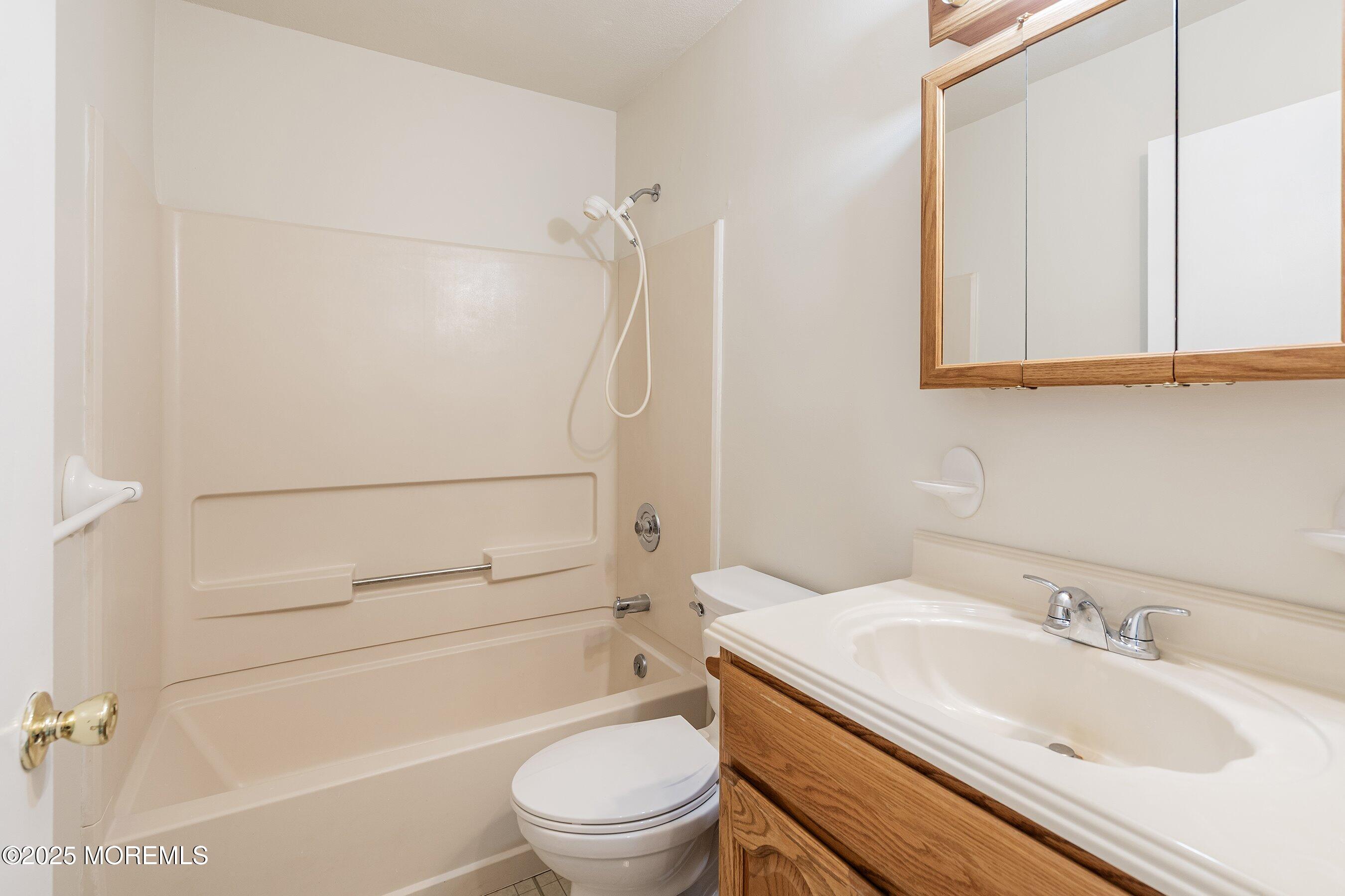 23 Datchet Close, Unit 1000 Freehold, NJ 07728 - Photo 14 of 28 13-Bath 1