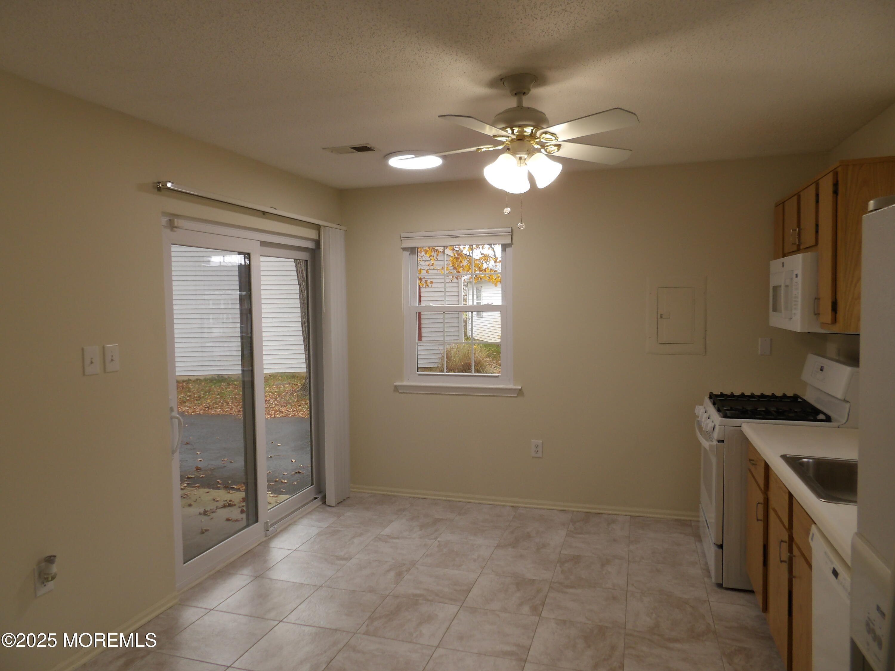 23 Datchet Close, Unit 1000 Freehold, NJ 07728 - Photo 6 of 28 100_0248