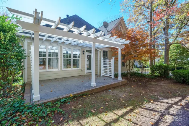 a view of a house with a backyard