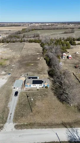 a view of a parking area